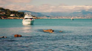 Fransa 'nın Bandol şehrinin arka planında yüzen tekne