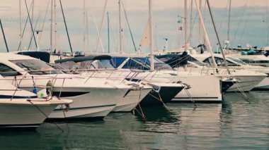 Bulutlu bir günde Fransa 'nın Golfe-Juan limanına yanaşan beyaz teknelerin görüntüsü