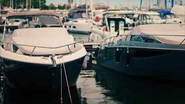 Bulutlu bir günde Fransa 'nın Golfe-Juan limanına yanaşan beyaz teknelerin görüntüsü