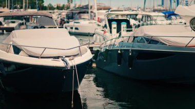 Bulutlu bir günde Fransa 'nın Golfe-Juan limanına yanaşan beyaz teknelerin görüntüsü
