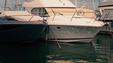 Bulutlu bir günde Fransa 'nın Golfe-Juan limanına yanaşan beyaz teknelerin görüntüsü