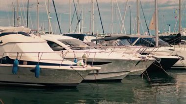 Golfe-Juan, Fransa Bulutlu bir günde limana yanaşmış beyaz teknelerin görüntüsü