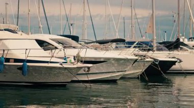 Bulutlu bir günde Fransa 'nın Golfe-Juan limanına yanaşan beyaz teknelerin görüntüsü