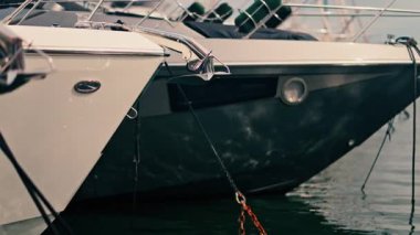 Fransa 'nın Golfe-Juan limanına yanaşan beyaz bir teknenin yakınında.