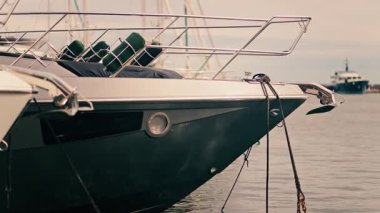 Fransa 'nın Golfe-Juan limanına yanaşan beyaz bir teknenin yakınında.