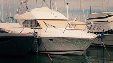 Bulutlu bir günde Fransa 'nın Golfe-Juan limanına yanaşan beyaz teknelerin görüntüsü