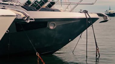 Fransa 'nın Golfe-Juan limanına yanaşan beyaz bir teknenin yakınında.