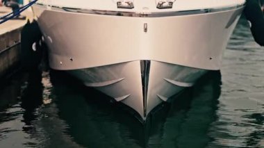 Fransa 'nın Golfe-Juan limanına yanaşan beyaz bir teknenin yakınında.