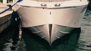 Fransa 'nın Golfe-Juan limanına yanaşan beyaz bir teknenin yakınında.