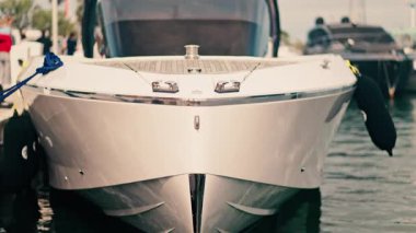 Fransa 'nın Golfe-Juan limanına yanaşan beyaz bir teknenin yakınında.