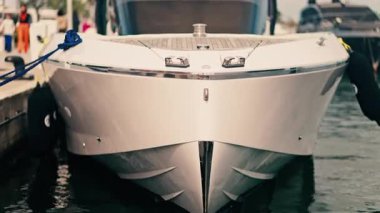 Fransa 'nın Golfe-Juan limanına yanaşan beyaz bir teknenin yakınında.