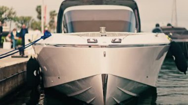 Fransa 'nın Golfe-Juan limanına yanaşan beyaz bir teknenin yakınında.