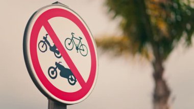 Palmiye ağacının bulanık arkaplanı olan bisiklet işaretlerine izin verilmez