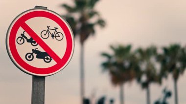 Palmiye ağacının bulanık arkaplanı olan bisiklet işaretlerine izin verilmez