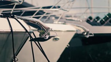 Fransa 'nın Golfe-Juan limanına yanaşan beyaz bir teknenin yakınında.