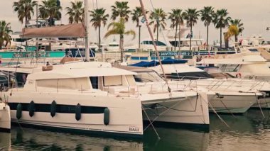 Golfe-Juan, Fransa - 24 Nisan 2025 Bulutlu bir günde limana yanaşan beyaz teknelerin görüntüsü