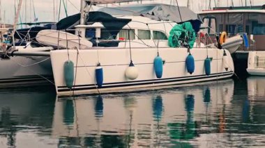 Bulutlu bir günde Fransa 'nın Golfe-Juan limanına yanaşan beyaz teknelerin görüntüsü