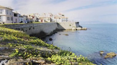 Antibes, Fransa sahillerinde yürüyen insanların bulanık görüntüsü