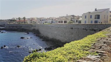 Deniz ve şehir kıyıdan bulanık görünüyor.