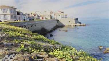 Antibes, Fransa sahillerinde yürüyen insanların bulanık görüntüsü