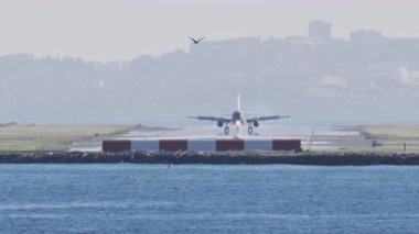 Nice Cote d 'Azur Havaalanı' na gün ışığında iniş yapan uçakların uzaktan görüntüsü.