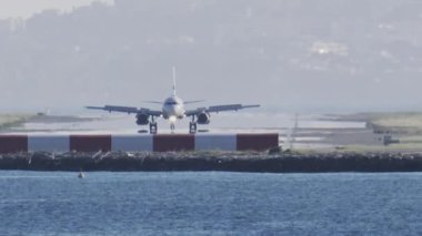 Nice Cote d 'Azur Havaalanı' na gün ışığında iniş yapan uçakların uzaktan görüntüsü.