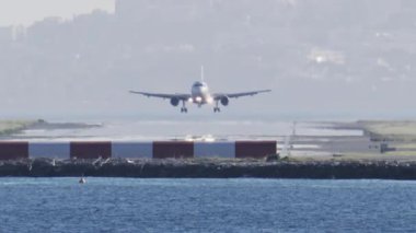 Nice Cote d 'Azur Havaalanı' na gün ışığında iniş yapan uçakların uzaktan görüntüsü.