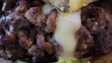 Bir restoranda tabakta bir hamburgeri yakın.