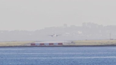 Nice Cote d 'Azur Havaalanı' na gün ışığında iniş yapan uçakların uzaktan görüntüsü.