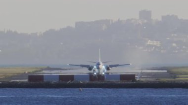 Nice Cote d 'Azur Havaalanı' na gün ışığında iniş yapan uçakların uzaktan görüntüsü.