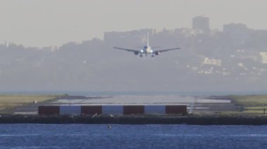 Nice Cote d 'Azur Havaalanı' na gün ışığında iniş yapan uçakların uzaktan görüntüsü.