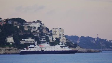 Güzel, Fransa Akşamları denizde hareket eden bir yolcu gemisinin uzak görüntüsü