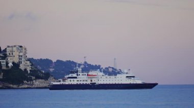 Güzel, Fransa Akşamları denizde hareket eden bir yolcu gemisinin uzak görüntüsü