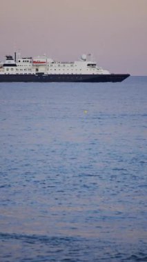 Güzel, Fransa uzaktan deniz manzaralı bir yolcu gemisi akşam denizde hareket ediyor. Dikey