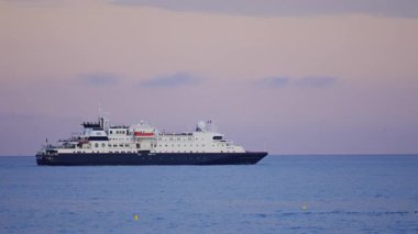 Güzel, Fransa Akşamları denizde hareket eden bir yolcu gemisinin uzak görüntüsü