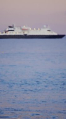 Güzel, Fransa uzaktan deniz manzaralı bir yolcu gemisi akşam denizde hareket ediyor. Dikey