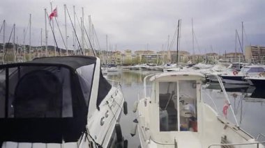 Vallauris, Fransa - 9 Nisan 2025 Bulutlu bir günde limana yanaşan birden fazla teknenin görüntüsü