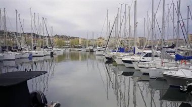 Vallauris, Fransa - 9 Nisan 2025 Bulutlu bir günde limana yanaşan birden fazla teknenin görüntüsü