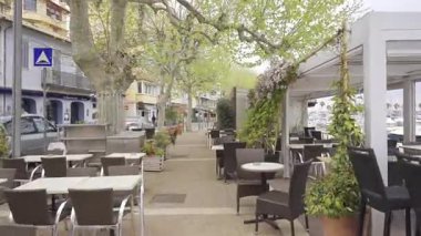 Vallauris, Fransa - 9 Nisan 2025: Bulutlu bir günde şehrin sokaklarında boş teraslara yakın bir yürüyüş