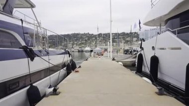 Vallauris, Fransa - 9 Nisan 2025 Bulutlu bir günde limana yanaşan birden fazla teknenin görüntüsü