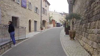 Mougins, Fransa - 10 Nisan 2025 Bulutlu bir günde şehrin dar sokaklarının görüntüsü