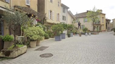 Mougins, Fransa - 10 Nisan 2025 Bulutlu bir günde şehrin tuhaf sokaklarının görüntüsü