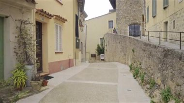 Mougins, Fransa - 10 Nisan 2025 Bulutlu bir günde şehrin tuhaf sokaklarının görüntüsü