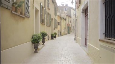 Mougins, Fransa - 10 Nisan 2025: Bulutlu bir günde şehrin tuhaf sokaklarında yürüyen insanlar