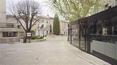 Mougins, Fransa - 10 Nisan 2025 Bulutlu bir günde şehrin tuhaf sokaklarının görüntüsü