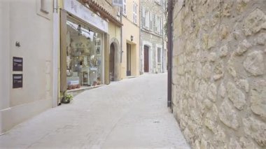 Mougins, Fransa - 10 Nisan 2025: Bulutlu bir günde şehrin tuhaf sokaklarında yürüyen insanlar