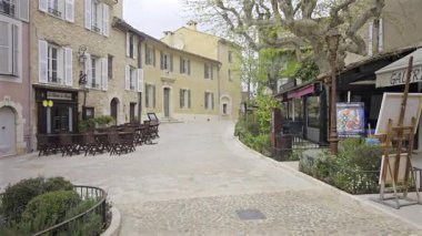 Mougins, Fransa - 10 Nisan 2025: Bulutlu bir günde şehrin tuhaf sokaklarındaki boş terasların görüntüsü