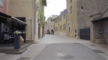 Mougins, Fransa - 10 Nisan 2025 Bulutlu bir günde şehrin tuhaf sokaklarının görüntüsü