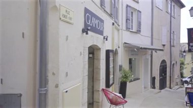 Mougins, Fransa - 10 Nisan 2025: Bulutlu bir günde şehrin tuhaf sokaklarındaki boş terasların görüntüsü