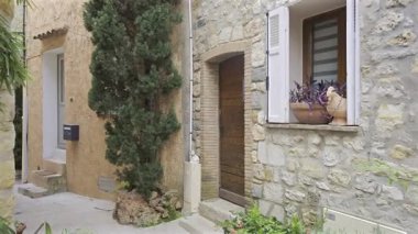 Mougins, Fransa - 10 Nisan 2025: Şehrin dar sokaklarındaki birden fazla bitkinin görüntüsü